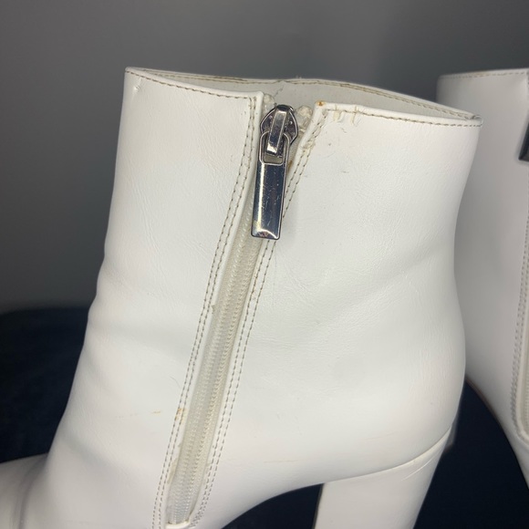 3/20$ Size 9 White ankle boot. - Picture 8 of 8